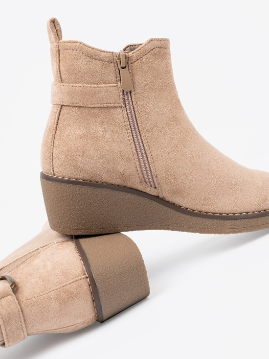 Beige Ankle Boots auf bequemem, niedrigem Keil