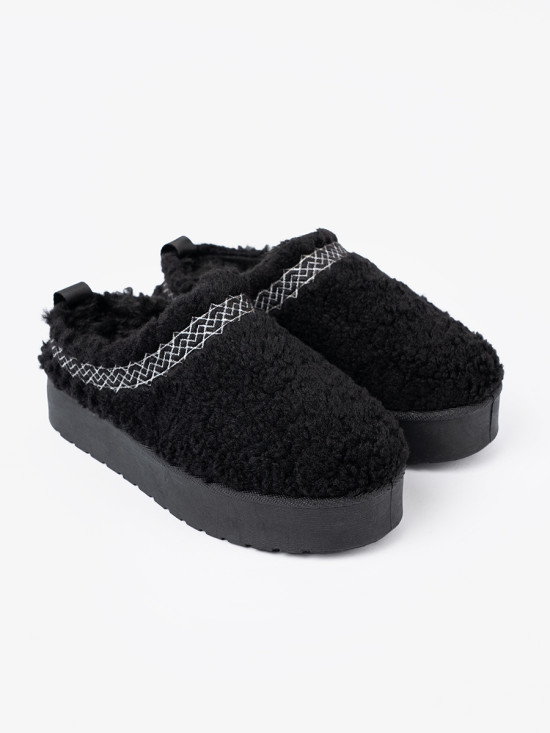 Schwarze Schneestiefel mit dekorativer Stickerei