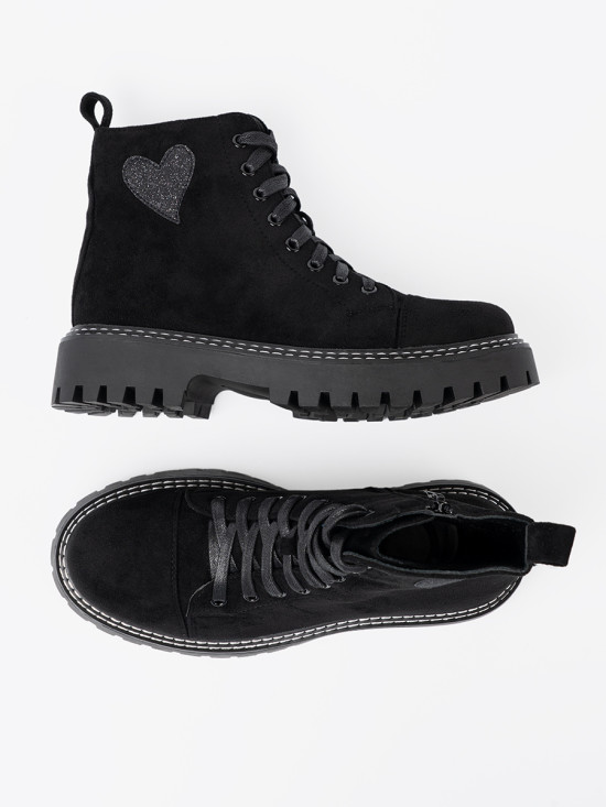 Schwarze Schnür-Stiefeletten mit glänzendem Herzen
