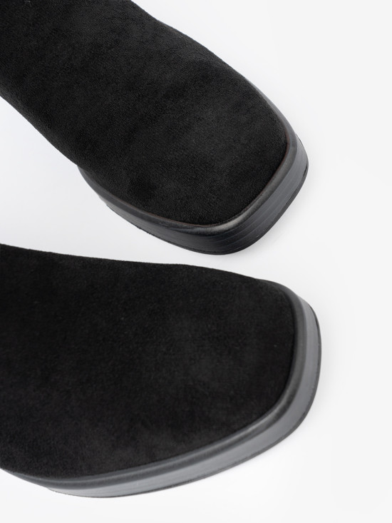 Elegante schwarze Stiefeletten auf stabilem Absatz