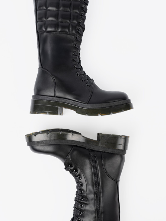 Klassische schwarze Stiefel mit Schnürung und Reißverschluss