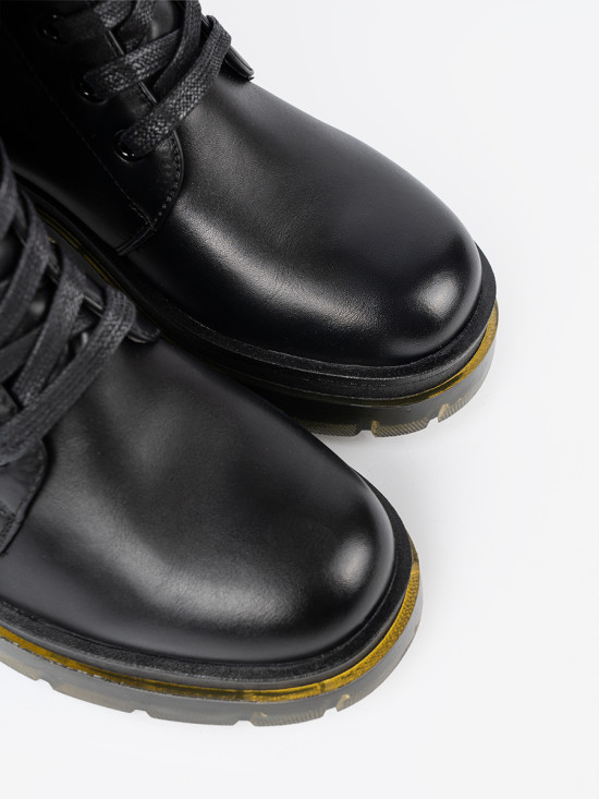 Klassische schwarze Stiefel mit Schnürung und Reißverschluss