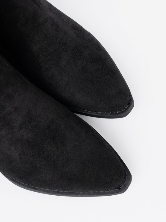 Schwarze Stiefeletten im klassischen Schnitt