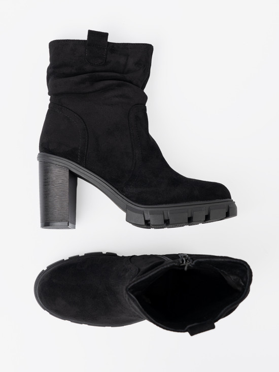 Stylische schwarze Stiefeletten mit gerafftem Schaft