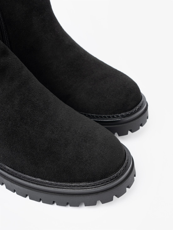 Klassische schwarze Stiefeletten mit dicker Sohle