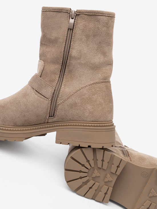 Beige Wildleder Stiefeletten mit dekorativen Schnallen