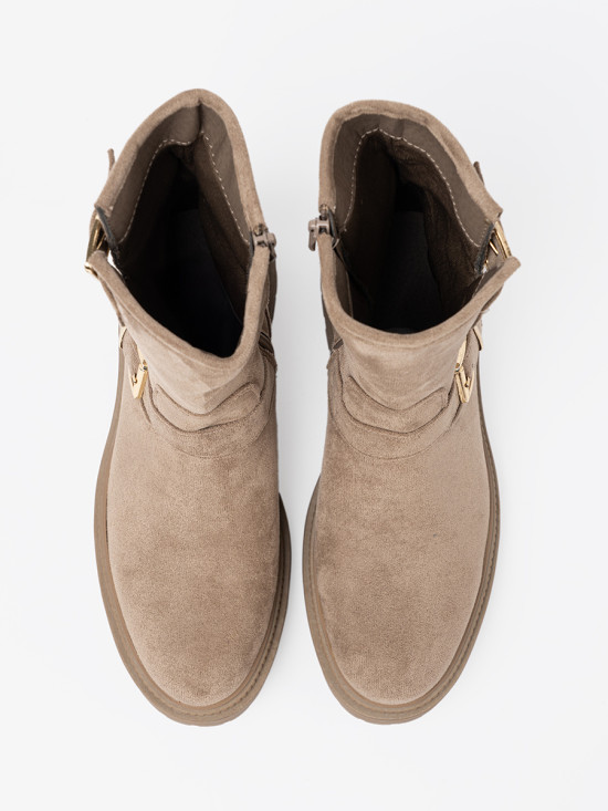 Beige Wildleder Stiefeletten mit dekorativen Schnallen