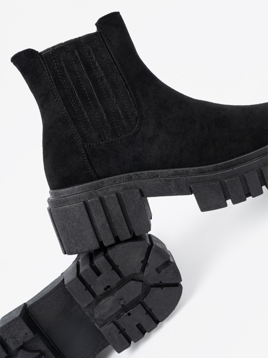Stylische schwarze Stiefeletten mit Plateau