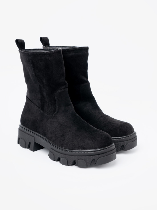Schwarze Stiefeletten im minimalistischen Design