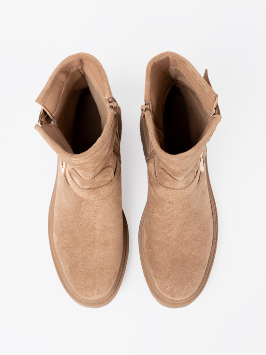 Karamellfarbene Stiefelette mit goldenen Zierschnallen