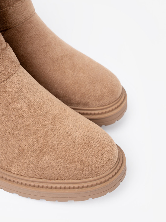 Karamellfarbene Stiefelette mit goldenen Zierschnallen