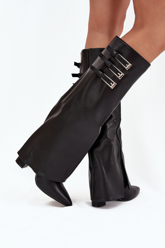 Schwarze Stiefel mit Blockabsatz, umgeschlagenem Schaft und Riemen mit Schnallen
