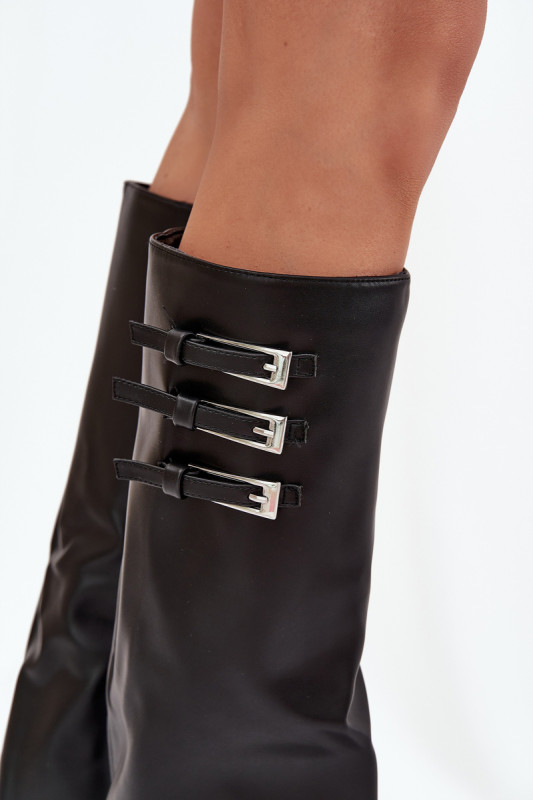 Schwarze Stiefel mit Blockabsatz, umgeschlagenem Schaft und Riemen mit Schnallen