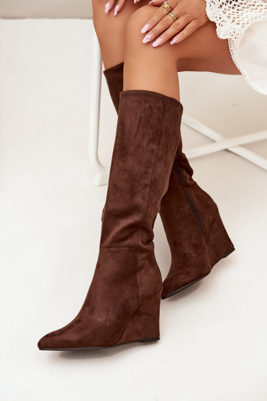 Gefütterte braune Stiefel mit Keilabsatz aus Wildlederimitat