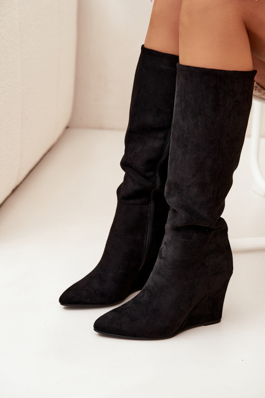 Gefütterte schwarze Stiefel mit Keilabsatz