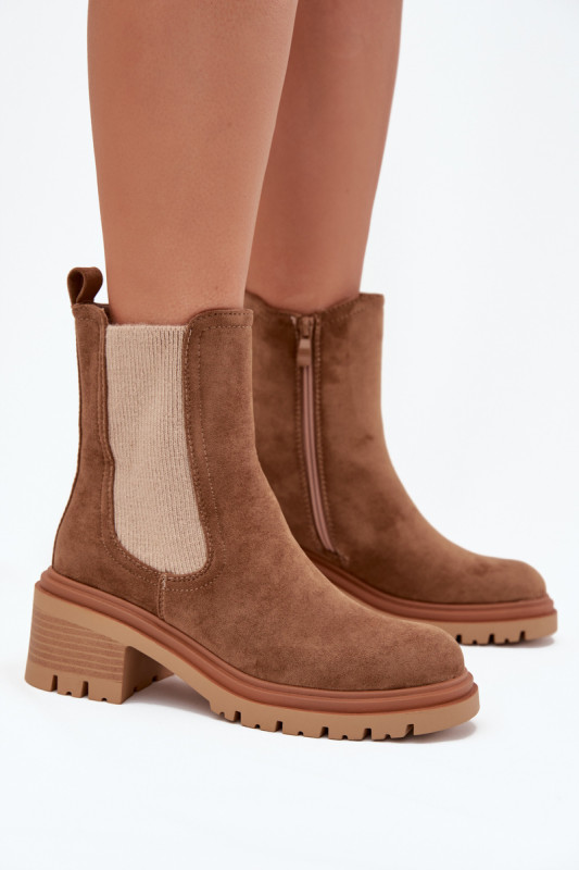 Braune Stiefelette aus Veloursleder mit Blockabsatz