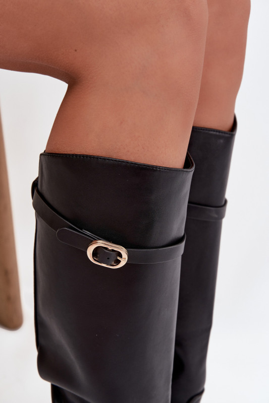 Schwarze Overknee-Stiefel mit flachem Absatz und goldener Schnalle