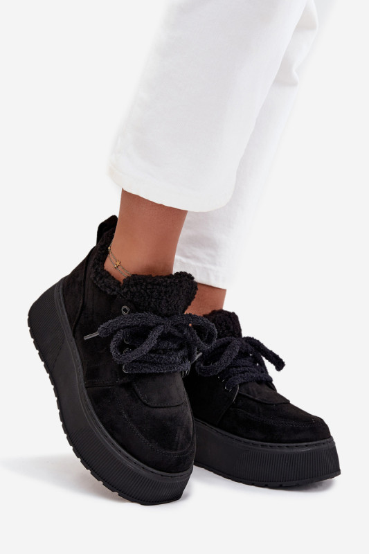 Schwarze Snowboots mit Lammfell auf Plateausohle