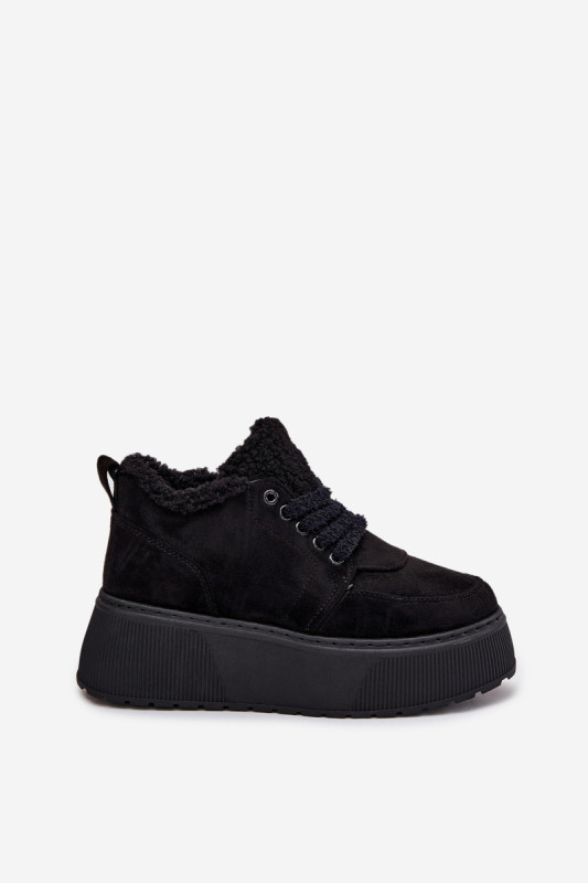 Schwarze Snowboots mit Lammfell auf Plateausohle