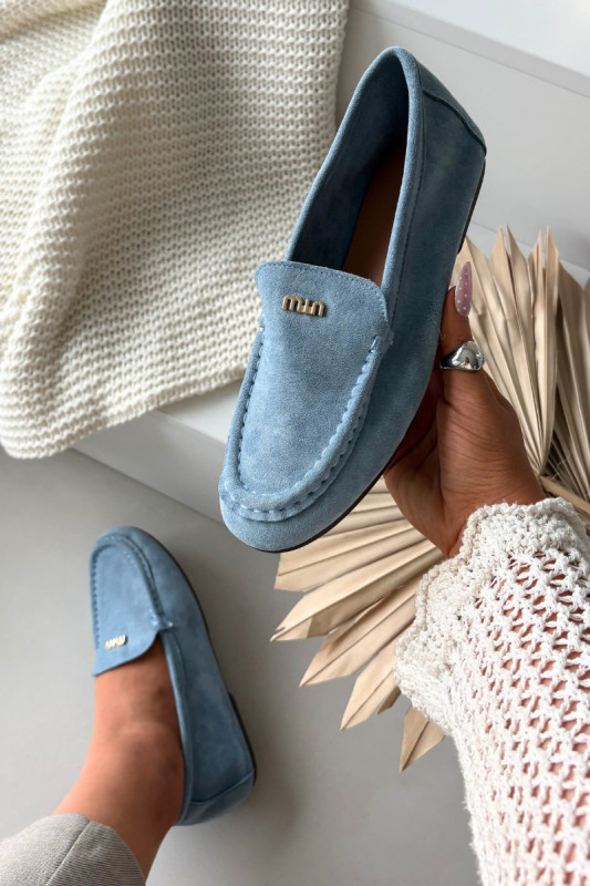 Blaue Mokassins aus Veloursleder mit goldenem Detail