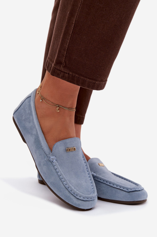 Blaue Mokassins aus Veloursleder mit goldenem Detail