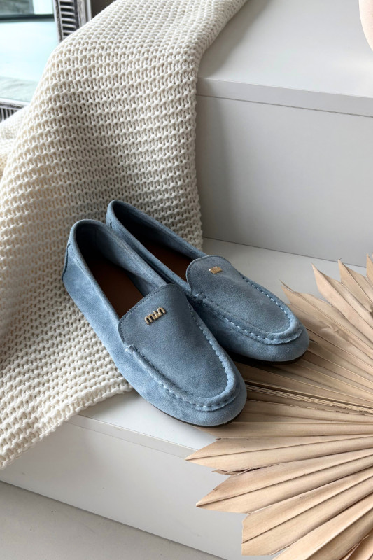 Blaue Mokassins aus Veloursleder mit goldenem Detail