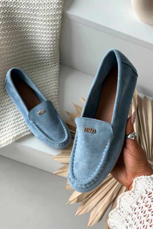 Blaue Mokassins aus Veloursleder mit goldenem Detail