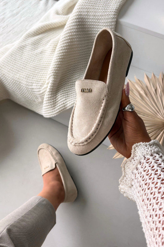 Beige Mokassins aus Velourslederimitat mit goldenem Detail