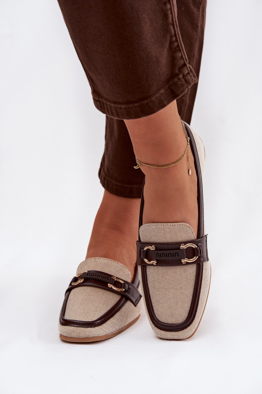 Braun-beige Mokassin aus Textil mit Zierelement