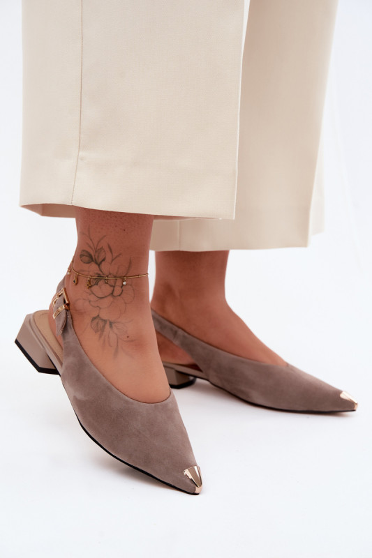 Beige Wildleder-Sandale mit niedrigem Absatz