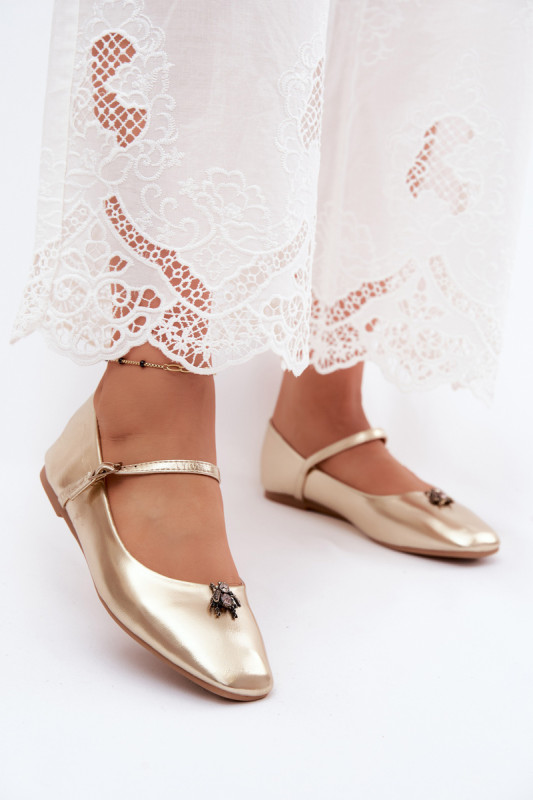 Ballerina mit Riemen und Schmuckdetail aus goldfarbenem Kunstleder