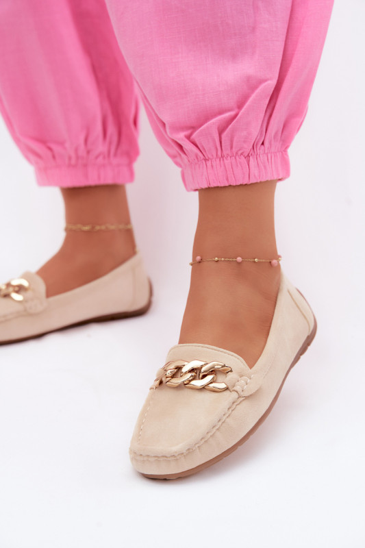 Beige Mokassins mit goldener Kette aus Wildlederimitat