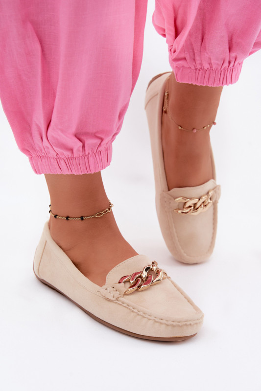 Beige Mokassins mit goldener Kette aus Wildlederimitat