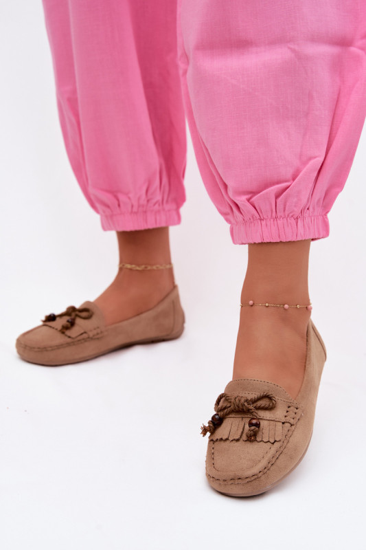 Beige Mokassins aus Veloursleder mit Schleife und Fransen