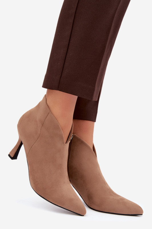 Beige Stiefelette mit schlankem Absatz und spitzer Kappe