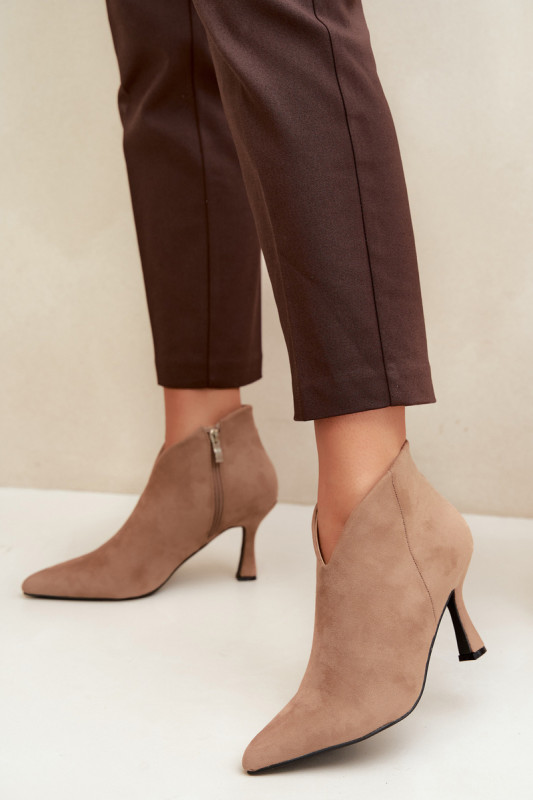 Beige Stiefelette mit schlankem Absatz und spitzer Kappe