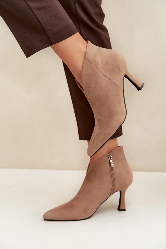 Beige Stiefelette mit schlankem Absatz und spitzer Kappe
