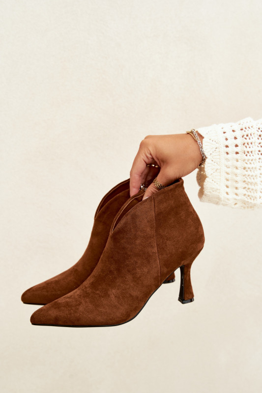 Stiefelette mit schlankem Absatz und spitzer Spitze braun