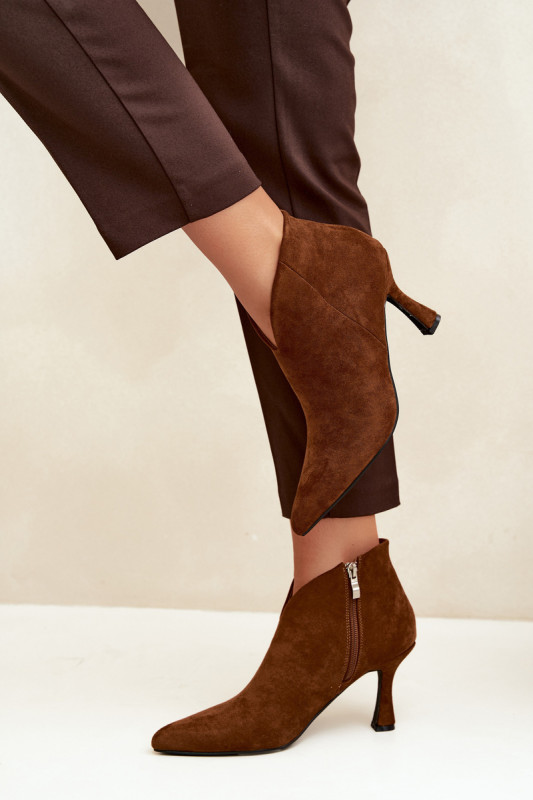 Stiefelette mit schlankem Absatz und spitzer Spitze braun