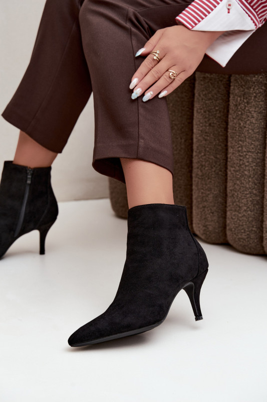 Stiefelette mit Stiletto-Absatz aus schwarzem Kunstveloursleder