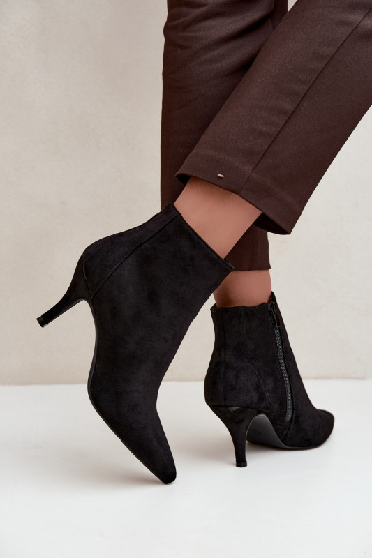 Stiefelette mit Stiletto-Absatz aus schwarzem Kunstveloursleder