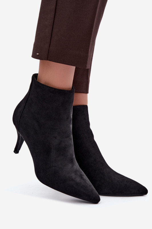 Stiefelette mit Stiletto-Absatz aus schwarzem Kunstveloursleder