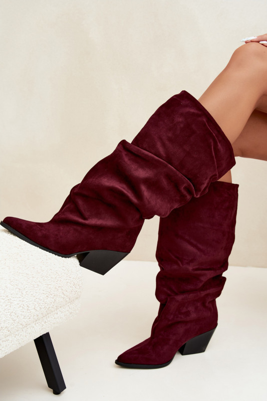 Bordeauxrote Stiefel aus Veloursleder mit gerafftem Schaft und Absatz