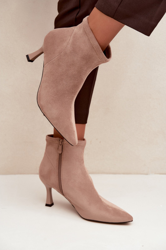 Beige Stiefelette mit schlankem Absatz und Ziernaht
