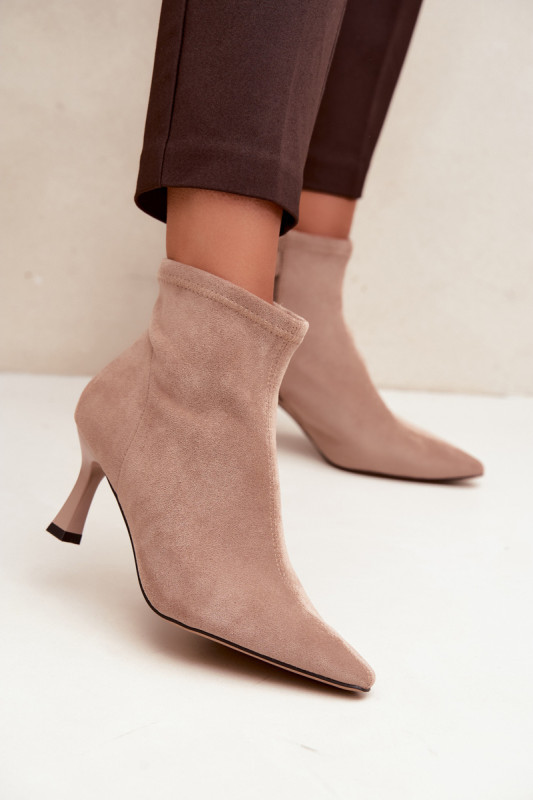 Beige Stiefelette mit schlankem Absatz und Ziernaht