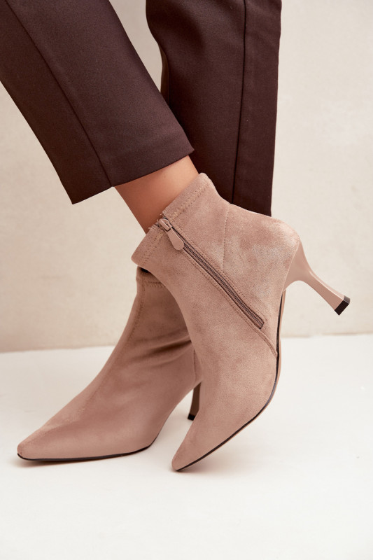 Beige Stiefelette mit schlankem Absatz und Ziernaht