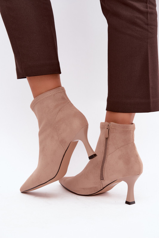 Beige Stiefelette mit schlankem Absatz und Ziernaht