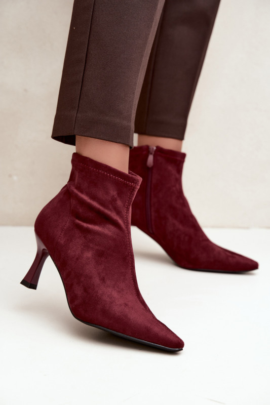 Rote Stiefelette mit Absatz und spitzer Kappe