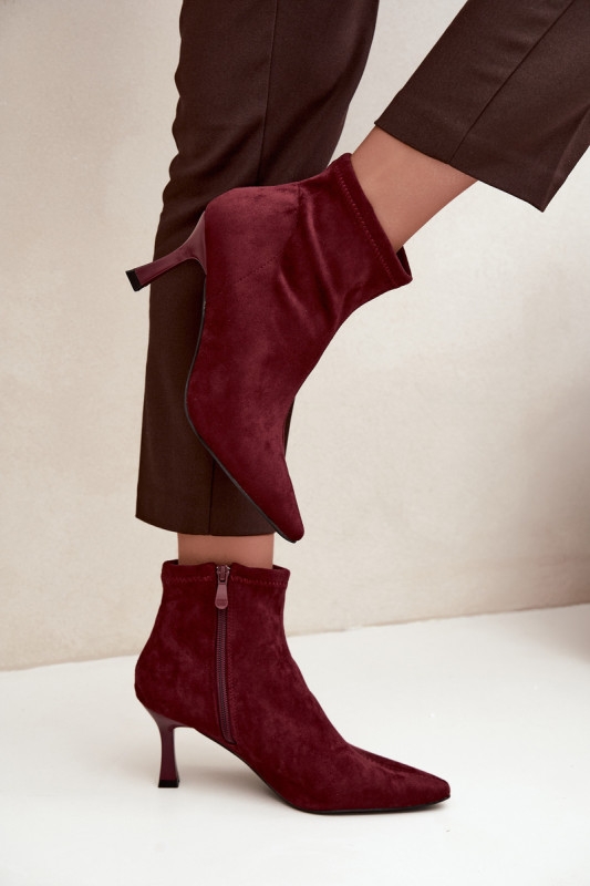 Rote Stiefelette mit Absatz und spitzer Kappe