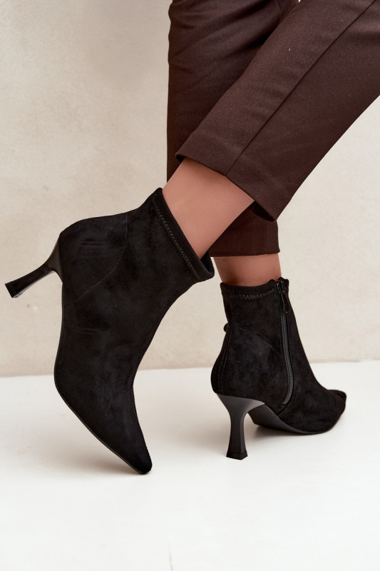 Schwarze Stiefelette mit schlankem Absatz und spitzer Kappe
